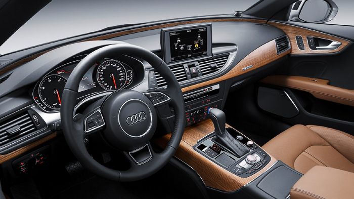 Η Audi προσέθεσε στις επιλογές νέα υλικά, όπως το δέρμα Valcona και ο ξύλινος διάκοσμος από καρυδιά, αλλά και πέντε νέες αποχρώσεις καθισμάτων.